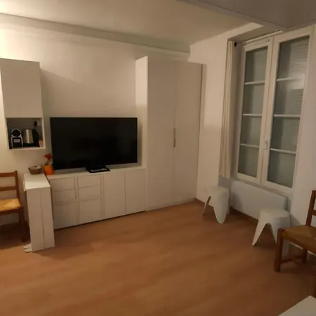 De 20 M Apartment *